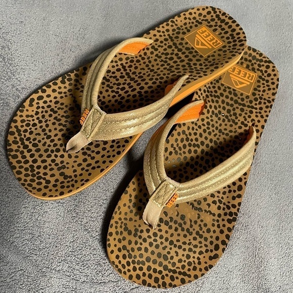 Reef Kids Ahi Flip Flops in metallic with animal print footbed. Size 6 - Picture 2 of 7